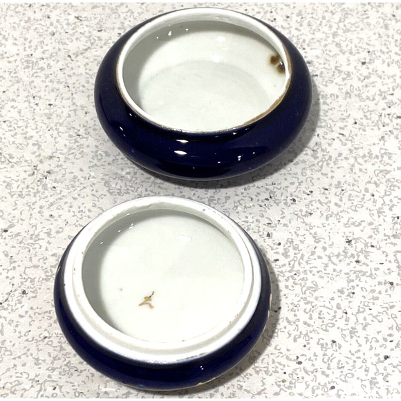 Vintage porcelain trinket box hand painted cobalt blue gold gilt courting scene - Picture 4 of 9